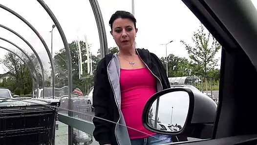 Büyük götlü dövmeli piliç arabada sikiliyor