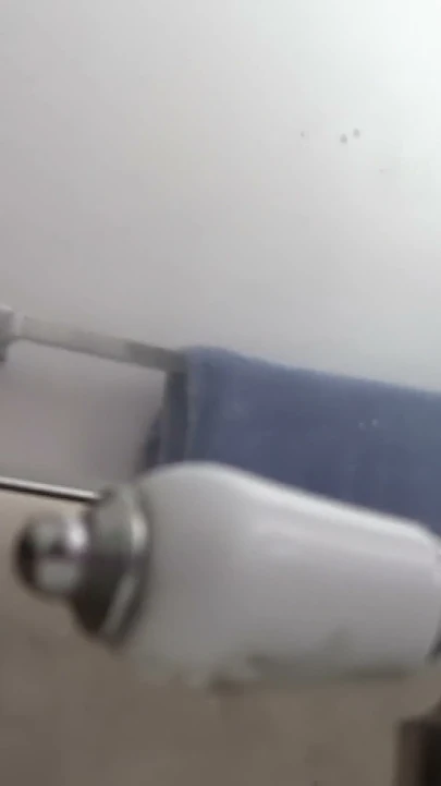 Gözlüklü büyük memeli kızıl saçlı kadın banyo aynasında çıplak olarak kendini filme alıyor