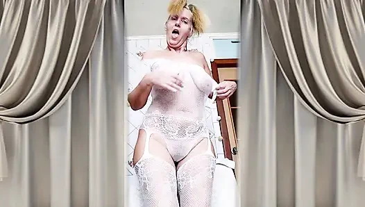 Ateşli ev hanımı Lukerya mutfakta açık şeffaf beyaz tulumla flört ediyor 2