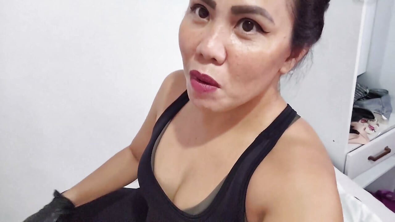 Asyalı dominatrix köleyi siktirdi
