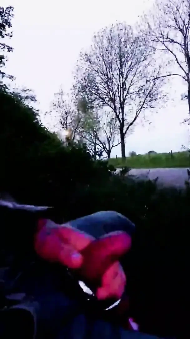 Slutboyben Cam4 Tom'un önünde tükürüyor