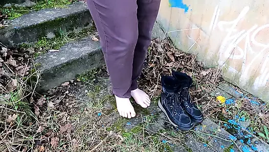 Tren göğüslerine ve vajinasına tokat atarken geçiyor