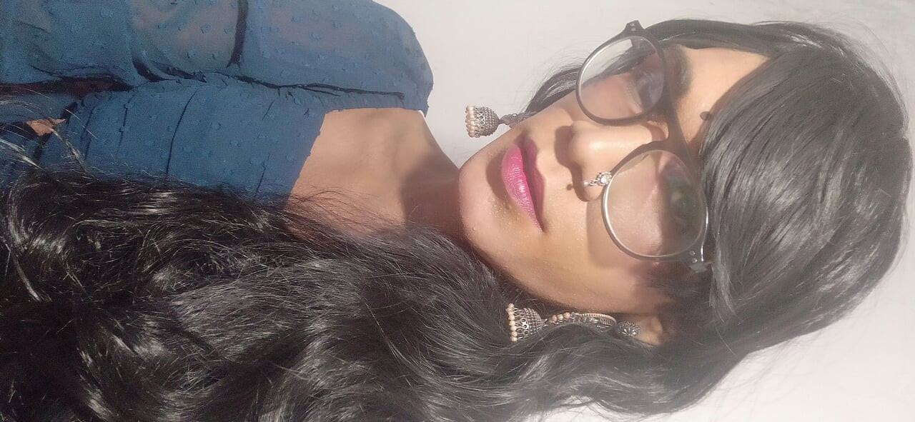 Hintli travesti kamerada tek başına boşalıyor
