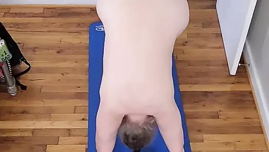 Ateşli orta yaşlı seksi iri güzel kadın çıplak yoga yapıyor!