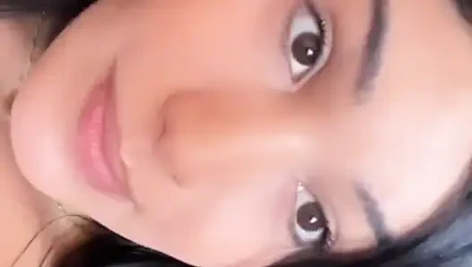 Azgın trans aşk hayranları için götünü sallıyor