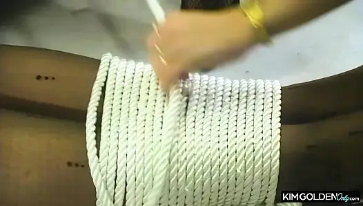 Sinnliche Bondage mit prallen Bruesten