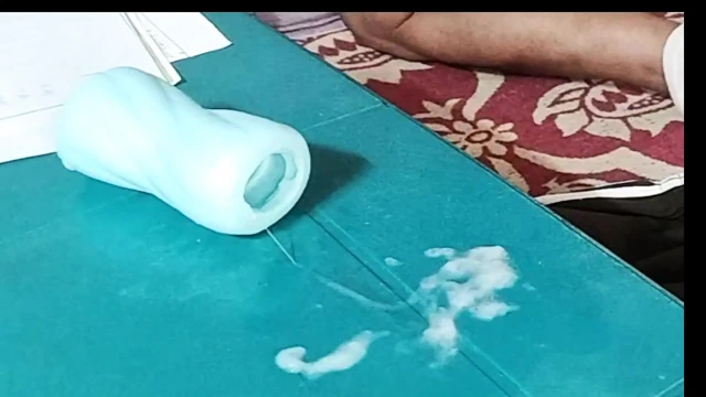 Silikon amcık döllenmiş seks oyuncağı sikişiyor