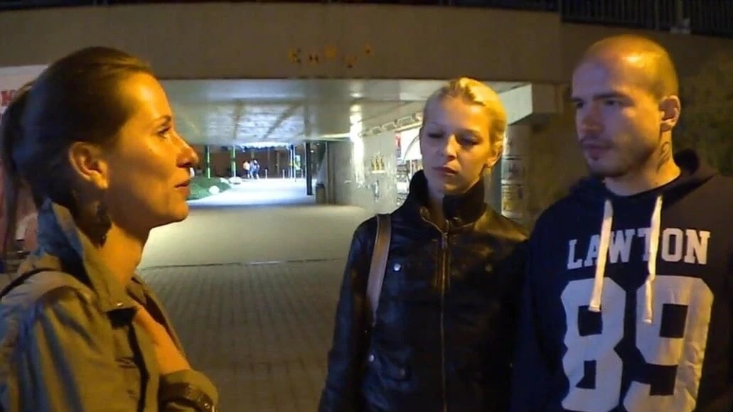 Cặp đôi Séc xinh đẹp nhận tiền trao đổi gf