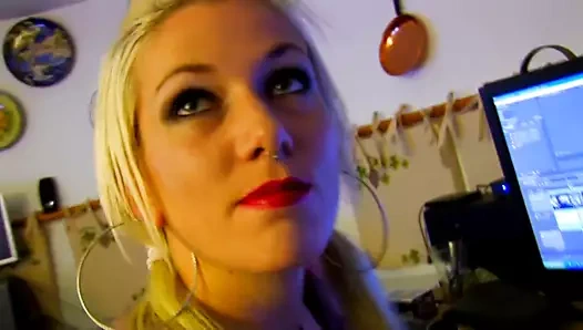 Kamu – doğal göğüslü sütlü kız sikikleri ve oral seks verir