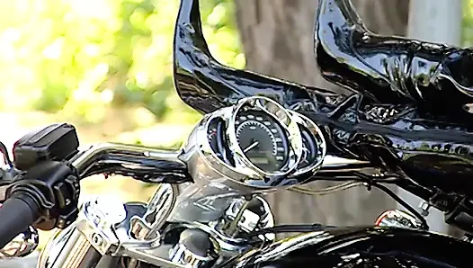 Bu Güzel Motosikletçi Size Vücudunun Ve Motosikletinin Kıvrımlarını Gösteriyor