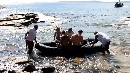 Sarışın edepsiz sürtük plajda 3 turist tarafından sert sikiliyor