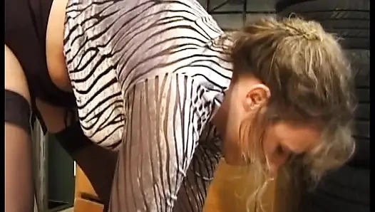 Tombul Alman orta yaşlı seksi kadın büyük yarakla memelerini siktiriyor ve boşalıyor