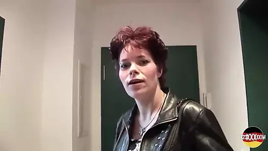 Çoraplı kısa saçlı Alman bayan amının her yerine döl istiyor