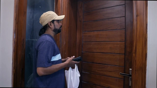 Delivery boy get unexpected bonus from girl costomer