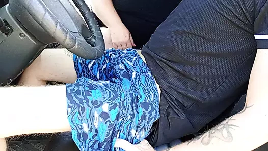 Otoparkta arabada bir yarağa mastürbasyon yapıyor