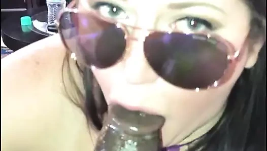 Amazon kraliçesi sulu yarak emen dudaklarıyla büyük zenci yarağını emiyor ve yalıyor (boşalma ile)