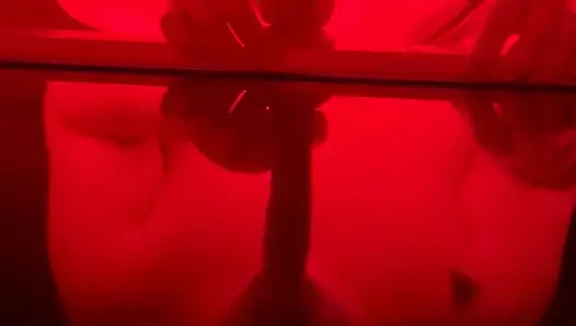 İri güzel kadın dildoyla gırtlağına kadar alıyor