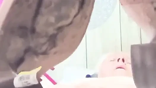 Bu azgın sürtük aklını kaybetmeden önce kaç kez mastürbasyon yapıyor?