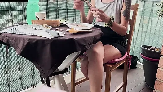 Lara et yiyor, sonra sakso çekiyor ve kanepede dölleniyor