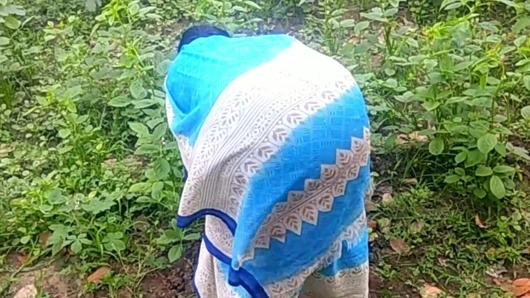 Köylü teyze şeker kamışı tarlasında eski erkek arkadaşına amını gösteriyor