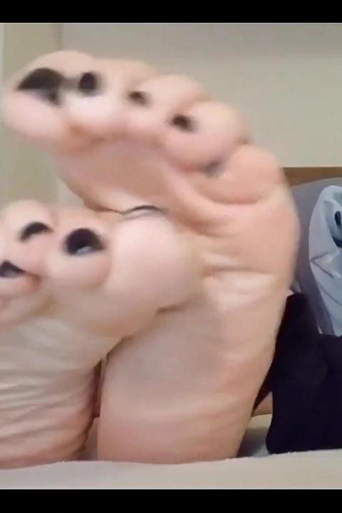 Ayaklarım soğuktı, bu yüzden çorapla yatağa gittim, sonra nazikçe çektim.