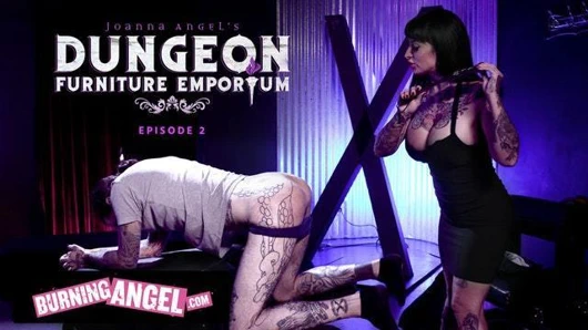 Kinky dominatrix anally sikikleri ona erkek arkadaş içinde bir bdsm mağazası