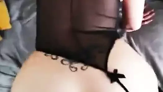 Evli kadın götünü sikiyor