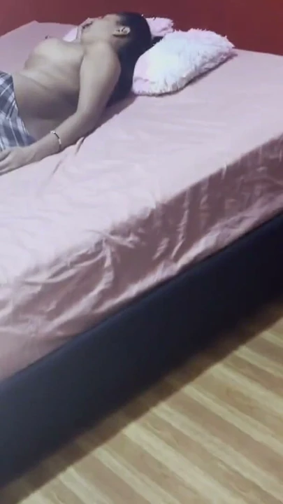 Dik üvey baştan üvey oğlu tarafından izlerken porno ile kapı açık ve sonra sikikleri onu | Klip 1