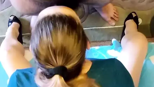 Kolay kittyjoy. karısı elbise, tayt ve topuklu oral seks verir