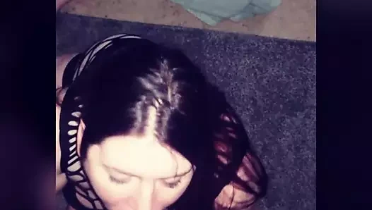 Büyük siyah yarağımı emiyor çok muhteşem görünüyor