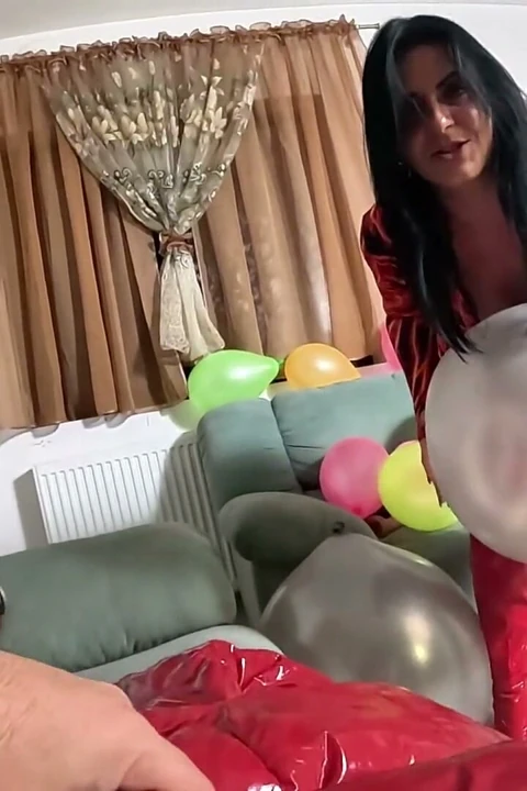 Baskın kırmızı delici orta yaşlı seksi kadın balon aşağılaması. Başarısız ereksiyon, büyük dildoya biniyor ve patlıyor