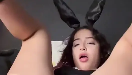 Tavşan kız orgazmı ortalığı dağıtıyor