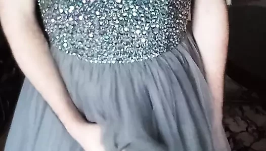 Bir kızın isteyerek balo elbisesi içinde Cumming