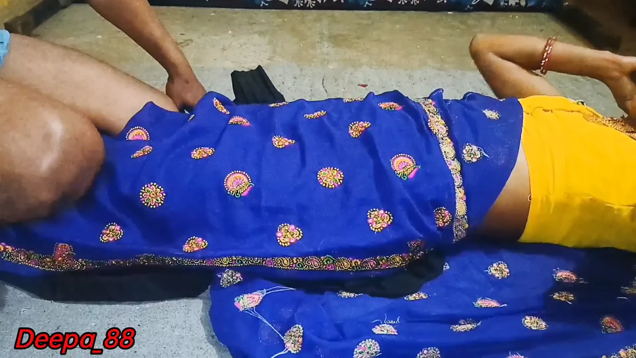 インド人妻がスタイルで犯される-明確なヒンディー語音声