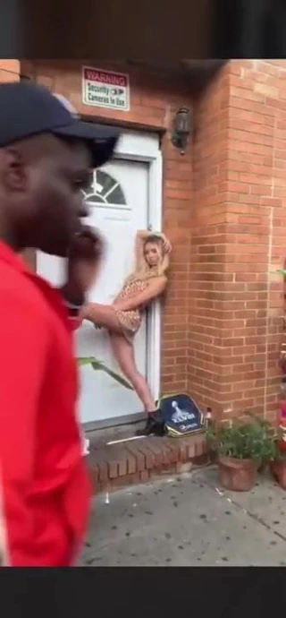 Seksi kız yere düşüyor