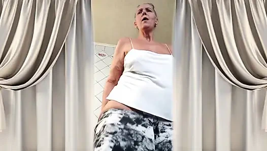 Ateşli ev hanımı Lukerya mutfakta kalçaları ve ayaklarıyla azdırıyor