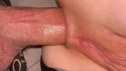 Anal annenin genç kız arkadaşı tarafından sikiliyor