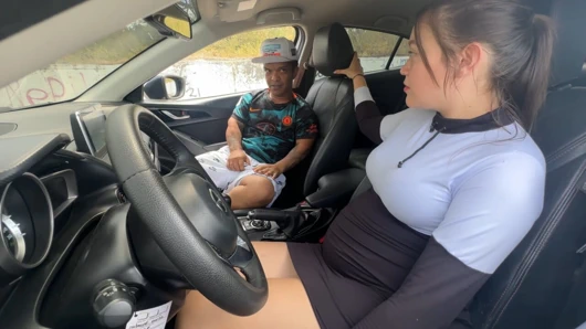 Küçük bir cüceyi ıssız bir yerin ortasında tek başına yürüyor buluyorum ve onu büyük götümü yarağıyla parçalamak için daireme davet ediyorum.