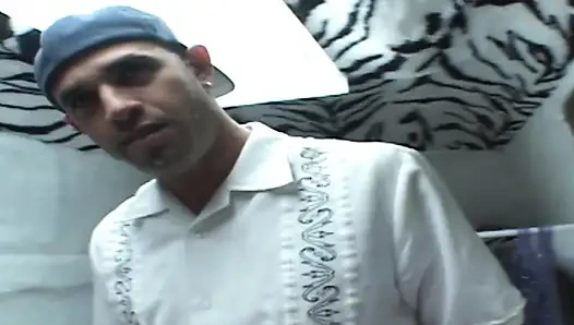 Sapık hatunlar sahne-3 büyük götlü ince esmer dondurma kamyonunda sert seks yapmaktan hoşlanıyor