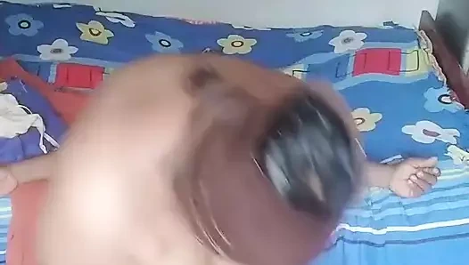 Üvey annem yatak odama geldi