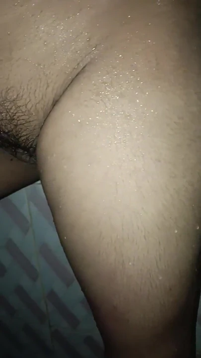 Эмоциональный момент из "видео ванной в душе индийской горячей девушки"