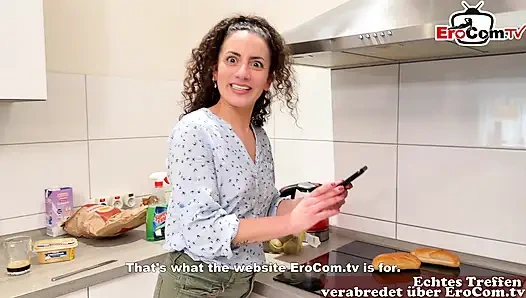 Yan Odadaki Alman Milf Mutfakta EroCom Seks Buluşması Yapıyor