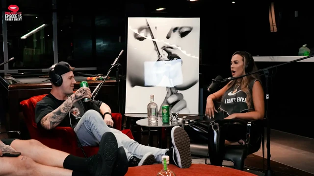 Amber Emery büyükbabanın küllerini kokluyor ve göğüslerini teşhir ediyor