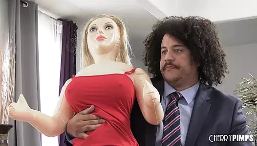 İri göğüslü sarışın orta yaşlı seksi kadın Jordan Maxx karısını Charles Dera ile değiştirmeyi deniyor ve yaramaz kocasını aldatıyor