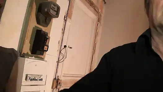 Olgun sürtük her iki delikten de sikişmeye ikna oluyor