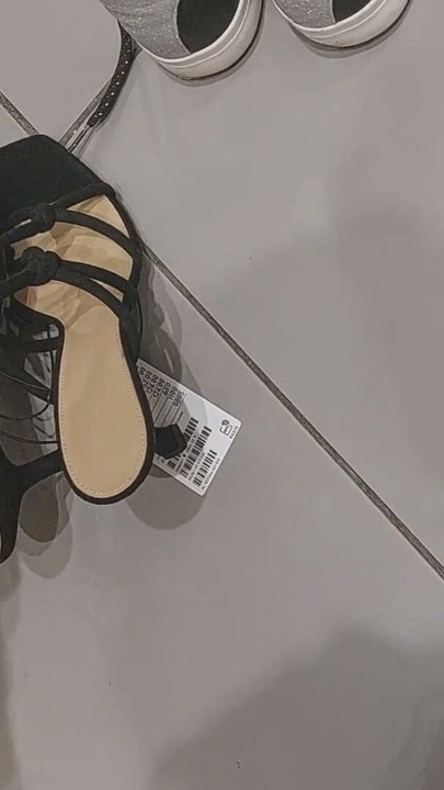 Seksi esmer soyunma odasında kıyafetlerini deniyor. Kıllı bir anneye bakıyorum, kıllı amcık, büyük memeler, büyük göt. | Klip 1