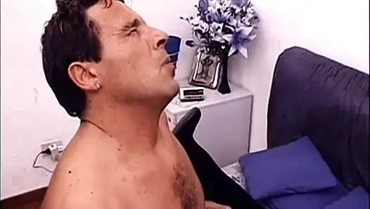 Büyük memeli kızıl saçlı trans kadın büyük kaslı yarak üzerinde