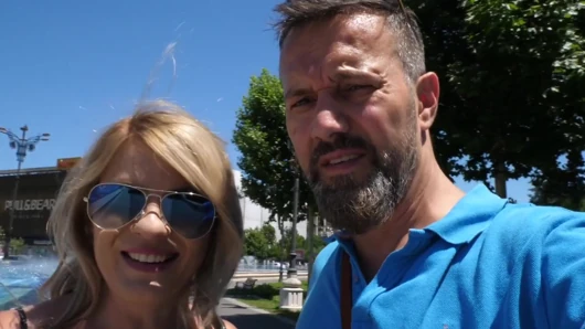 Büyük memeli sarışın orta yaşlı seksi kadın kanepede her santimi alıyor