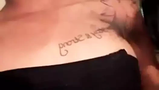 Sevimli kız dövme yapıyor