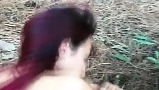 Ateşli tatlı kızlar ıslak amcıkları büyük bir direk tarafından sert sikilirken tadını çıkarıyor